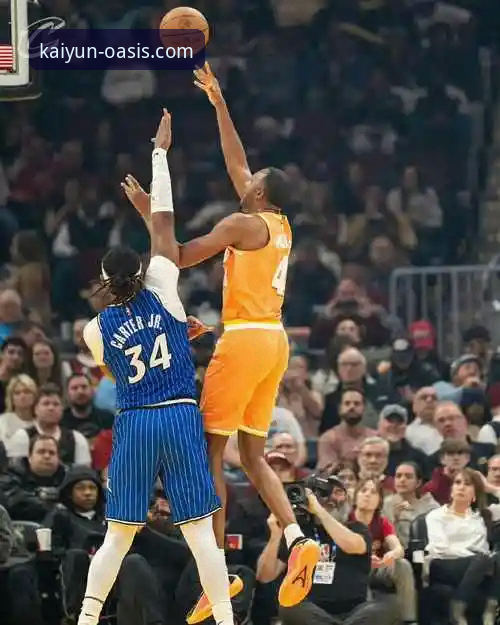 米切尔的42分盛宴与班凯罗的孤勇之战：数据流时代，如何选择你的观赛主场？